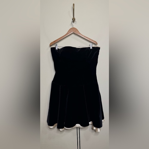 HOUSE‎ OF CB Marilla Black Velvet Strapless Dress - Picture 6 of 11